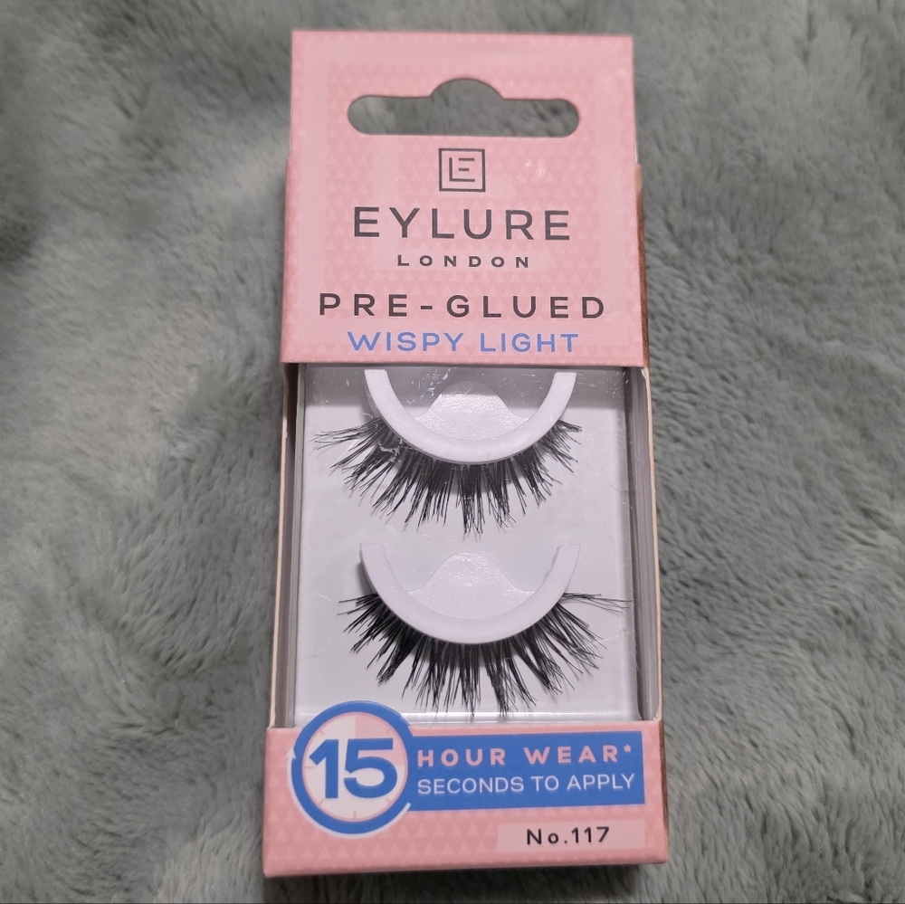 NIP Eylure Wispy Light Pre-Glued Lashes #117